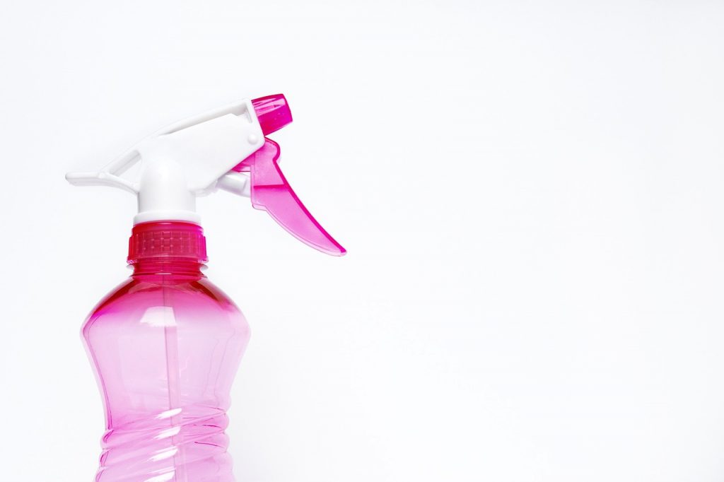 recipient spray pentru depozitarea uleiurilor esentiale pentru tratamente contra purici la caini, de culoare roz cu alb, pe fundal alb