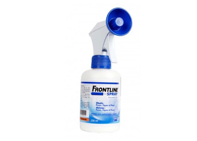 Flacon cu spray antiparazitar Frontline 250ml pentru purici, capuse si paduchi la pisici, pe fundal alb
