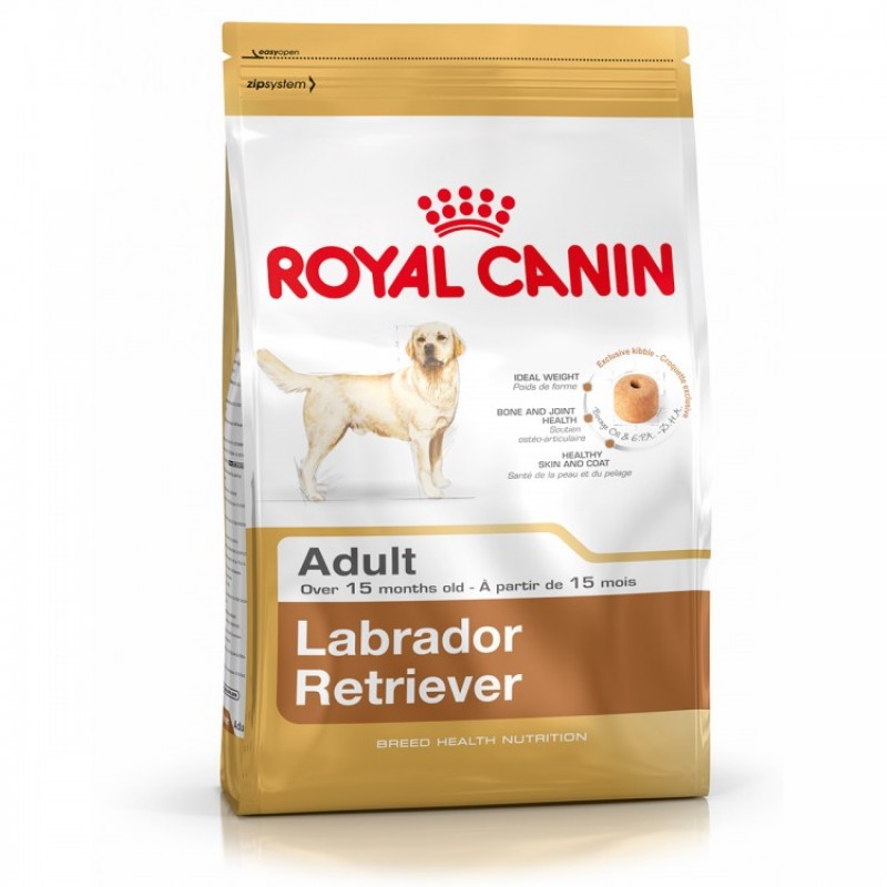 Punga cu hrana Royal Canin Labrador Retriever Adult pe fond alb