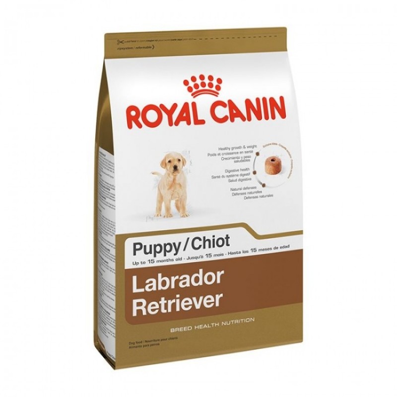 Punga cu hrana Royal Canin Labrador Puppy pe fond alb