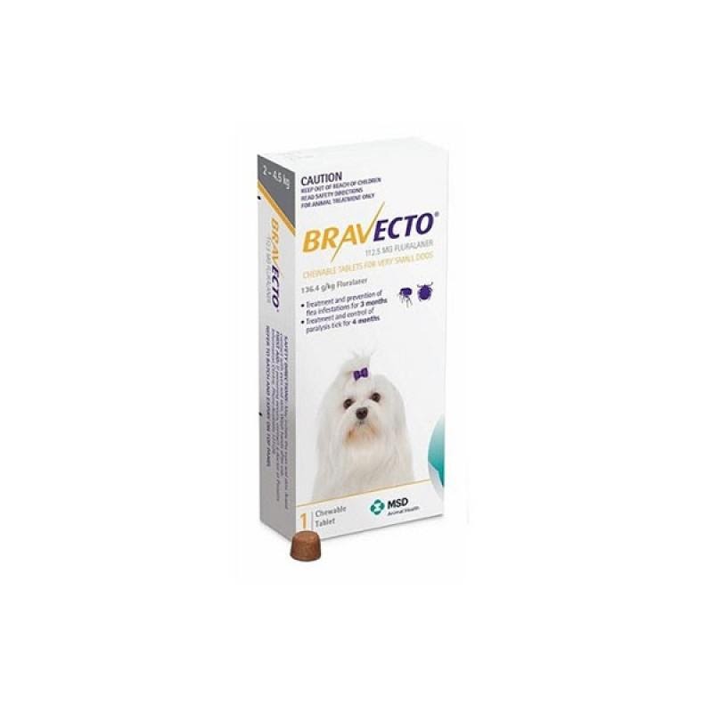 Cutie cu tabletă masticabilă antiparazitară Bravecto pentru câini de 2 – 4.5kg, doză unică, pe fundal alb