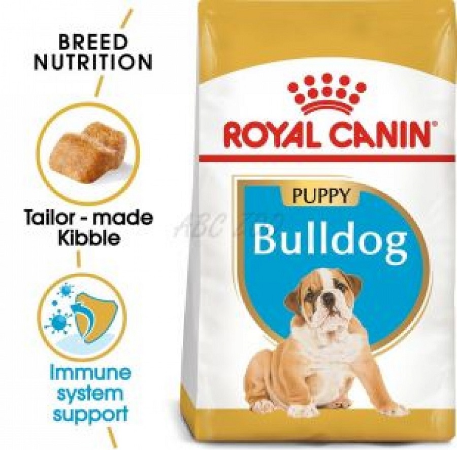 Punga cu hrana Royal Canin Bulldog Junior pe fond alb